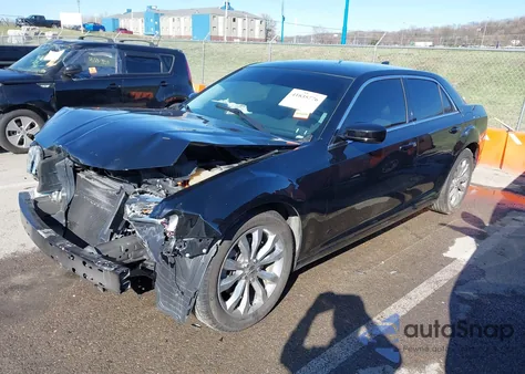 2017 Chrysler 300 Limited Awd z USA, uszkodzony, nr VIN 2C3CCARGXHH637418